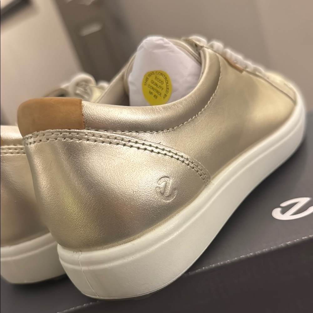 ECCO
Women's Soft VII Leather Lace Up Sneakers Size US 6-6.5 / EU 37❣️🙂 - Picture 10 of 16